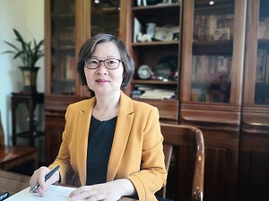 7704939bb36a4c23a98521f89a75be33.jpg 粟晓玲工作照.jpg